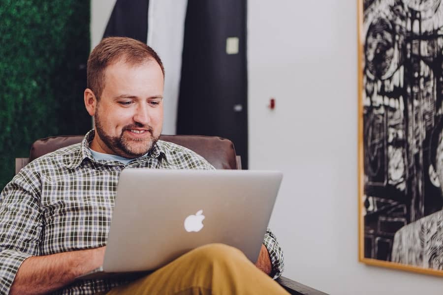 SEO writing a man typing on a laptop.